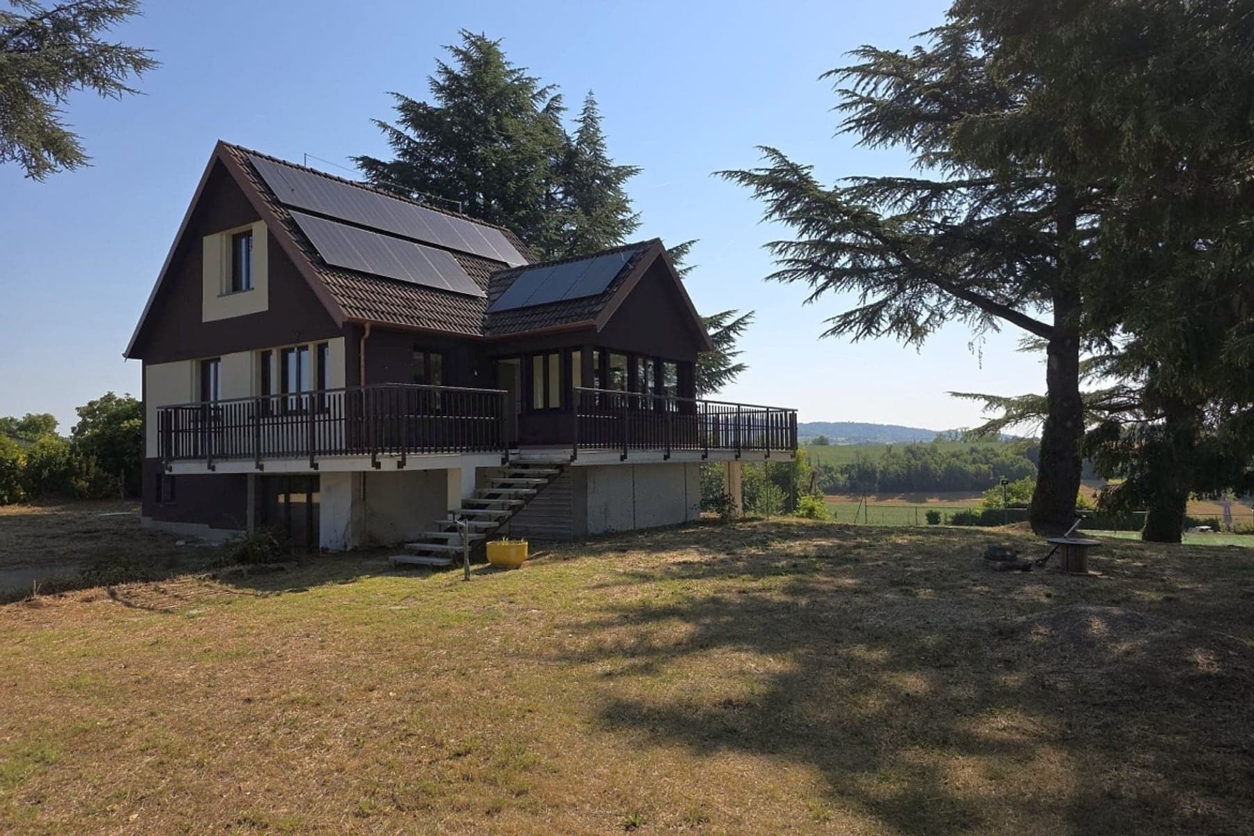 Fotografia della villa nel Monferrato allo stato attuale, con il terrazzo esistente