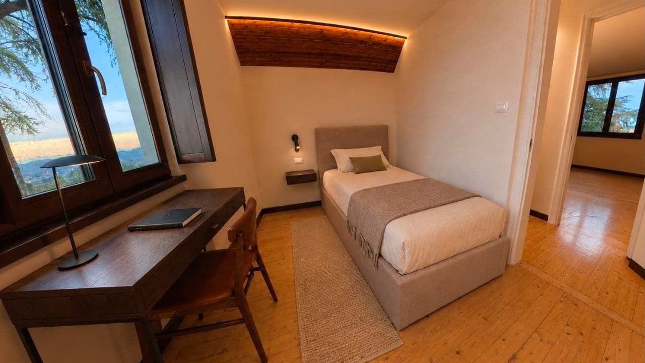 Rendering di arredo virtuale: la camera con vista e lo scrittoio affacciato sulle colline