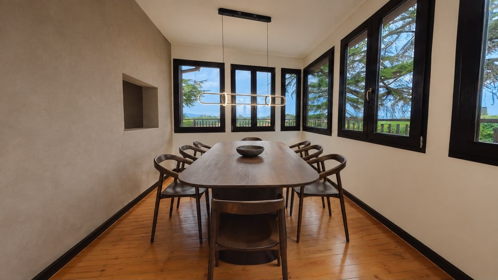 Rendering di arredo virtuale: la sala da pranzo con tavolo in noce