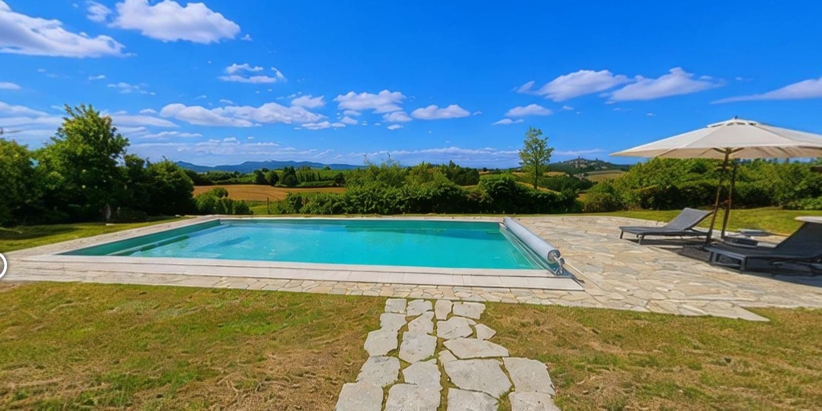 Piscina panoramica della villa, affacciata sulle colline del Monferrato