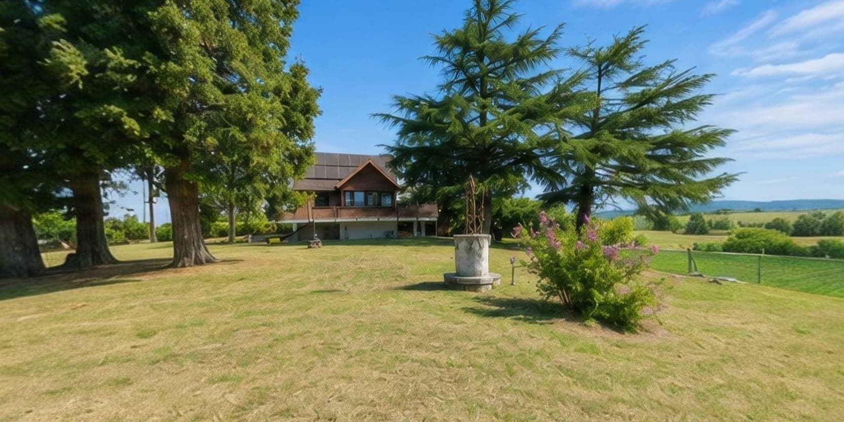 Il parco della villa con i cedri secolari e la villa sullo sfondo